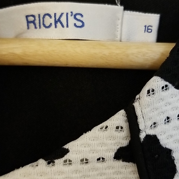 Black and white lined floral dress - Picture 3 of 6